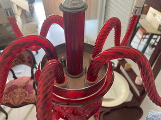 Lámpara de pie roja de cristal