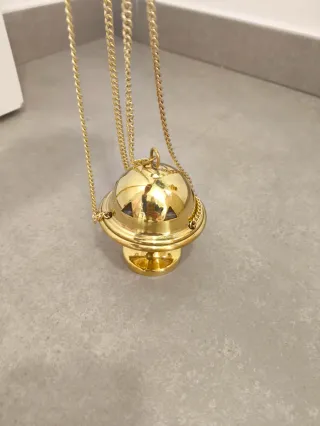 Incensario pequeño dorado de metal.