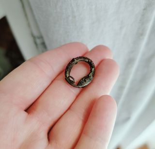 Broche (roto) de luto victoriano pelo humano