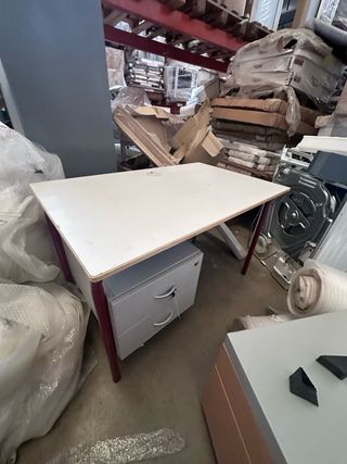 Escritorio madera y metal con cajonera