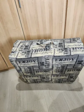 2 puffs con estampado de letras