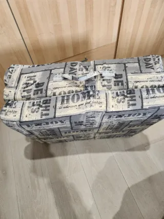 2 puffs con estampado de letras