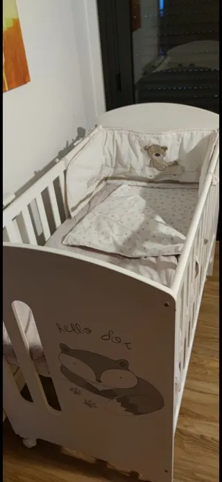 Cuna blanca con diseño de zorro
