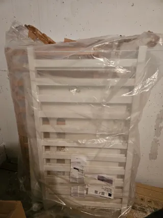 Cuna blanca con diseño de zorro