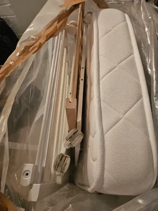 Cuna blanca con diseño de zorro