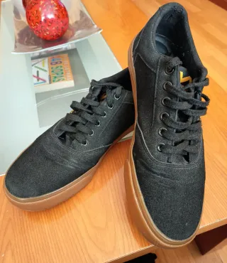 Zapatillas negras suela marrón