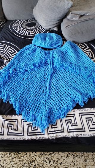 Poncho y gorro azul tejido a mano