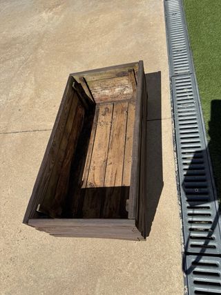 Jardinera de madera oscura