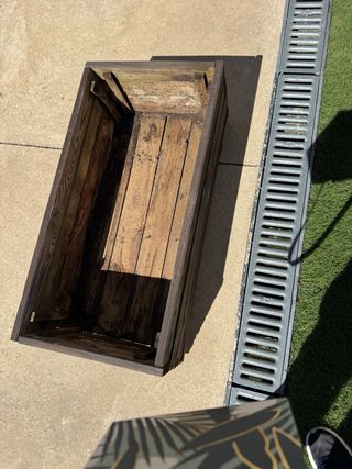 Jardinera de madera oscura