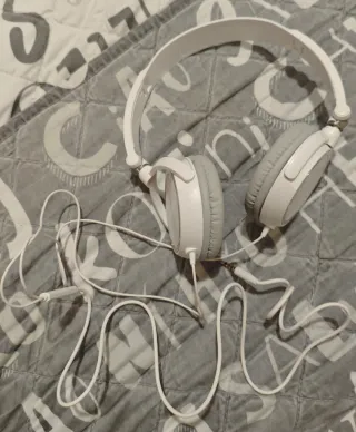 Cascos blancos y grises