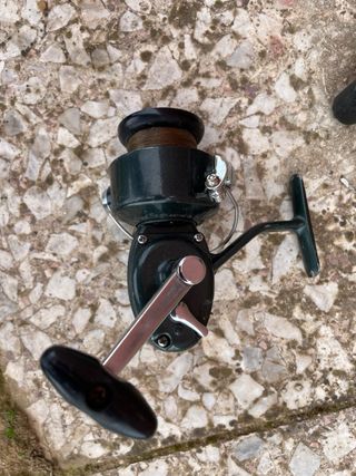 Caña de pescar, sacadera y carrete y otro regalo