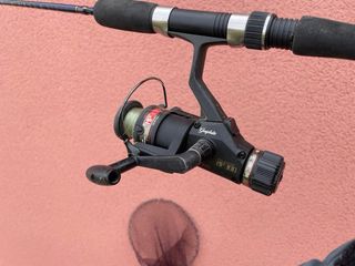 Caña de pescar, sacadera y carrete y otro regalo