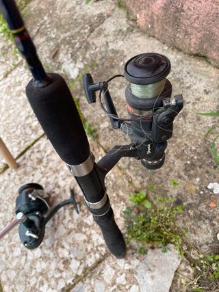 Caña de pescar, sacadera y carrete y otro regalo