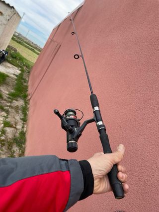 Caña de pescar, sacadera y carrete y otro regalo
