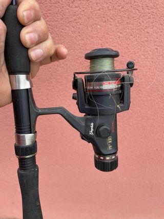 Caña de pescar, sacadera y carrete y otro regalo