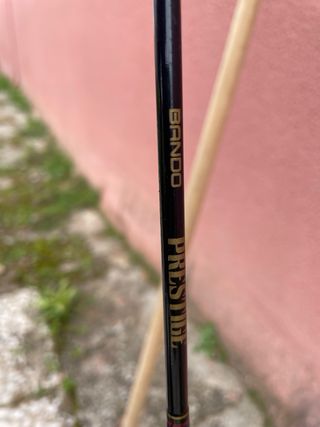 Caña de pescar, sacadera y carrete y otro regalo