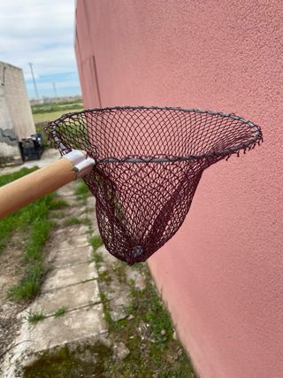 Caña de pescar, sacadera y carrete y otro regalo