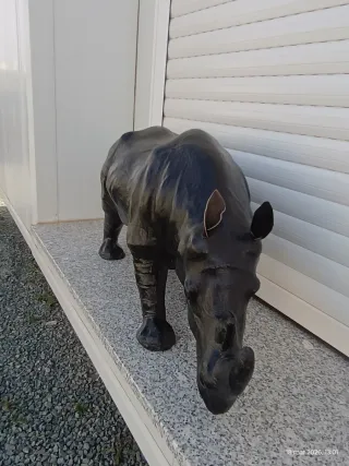 Figura Rinoceronte de piel