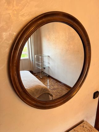 Espejo redondo de madera.