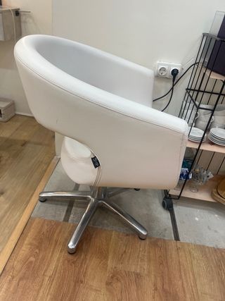Silla peluquería,de color blanco en buen estado