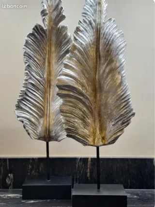 Hoja decorativa sobre base de madera