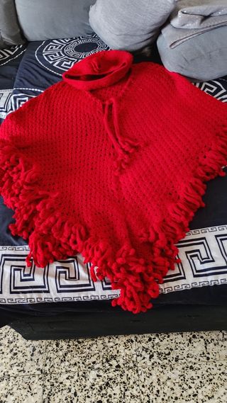 Poncho echo a mano con gorro igual
