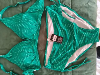 Bikini de lunares verde y blanco