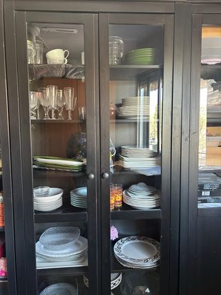 Vitrina Hemnes Ikea 2 puertas, tengo dos unidades.