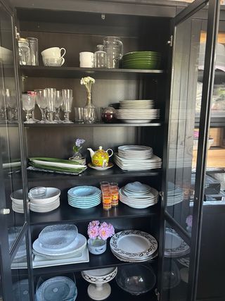 Vitrina Hemnes Ikea 2 puertas, tengo dos unidades.