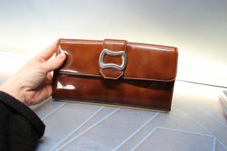 Bolso de mano vintage. Charol marrón con hebilla plateada.