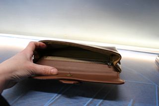 Bolso de mano vintage. Charol marrón con hebilla plateada.