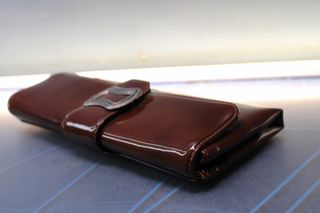 Bolso de mano vintage. Charol marrón con hebilla plateada.