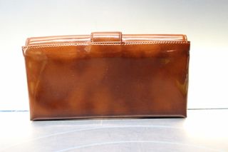 Bolso de mano vintage. Charol marrón con hebilla plateada.