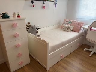 Cómoda infantil blanca con estrellas rosas
