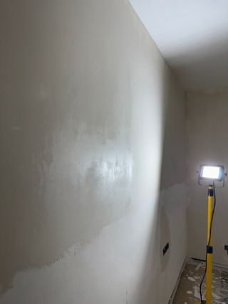 Alisado de paredes gotele, papel pintado