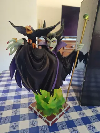 Figura Maléfica con Cuervo y Bastón