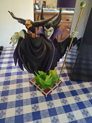 Figura Maléfica con Cuervo y Bastón