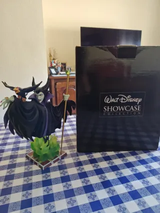 Figura Maléfica con Cuervo y Bastón