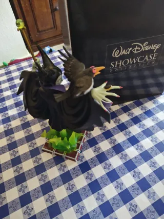 Figura Maléfica con Cuervo y Bastón