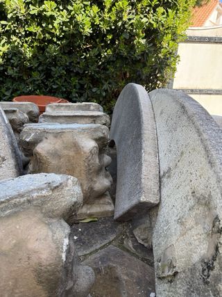 REGALO mesa ybanco de jardín, piedra con figuras