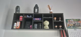 Estantería negra de madera