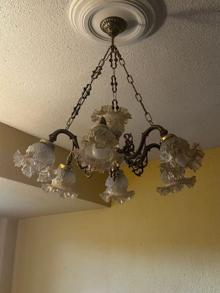 Lámpara de araña de cristal y metal