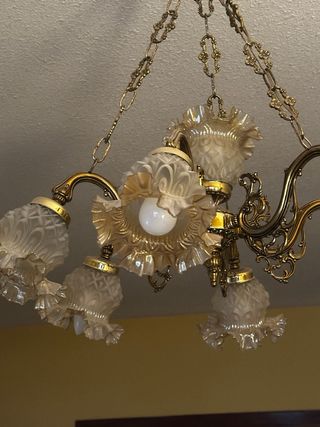 Lámpara de araña de cristal y metal