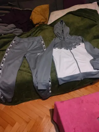 Conjunto Nike Sportswear Repeat Gris