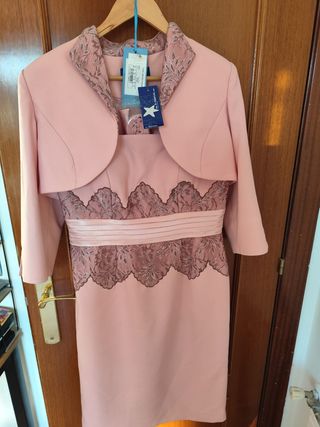 Traje de fiesta rosa con chaqueta