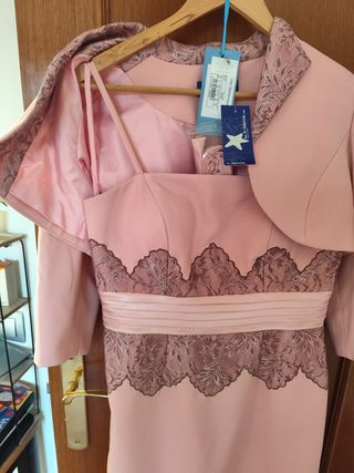 Traje de fiesta rosa con chaqueta