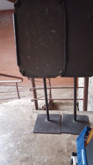 Peana metálica negra y gris