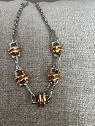 Collar plateado y dorado con eslabones entrelazado