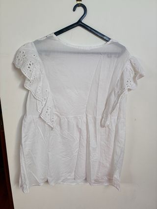 Blusa branca romântica com renda