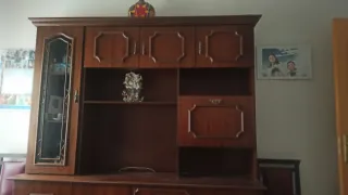 Librería vintage de madera y cristal